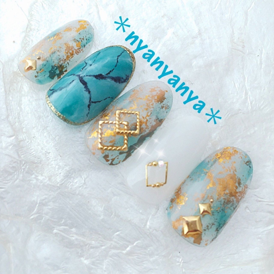 Педикюр мраморный дизайн