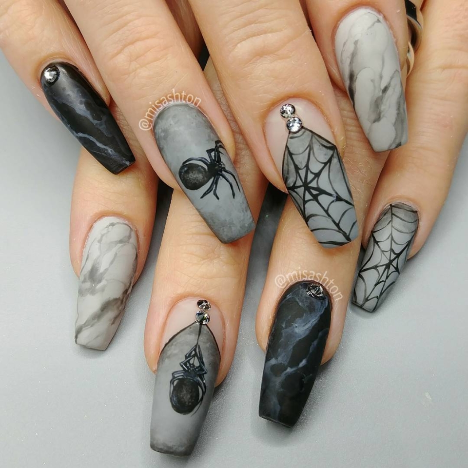 Чёрные ногти с паутиной