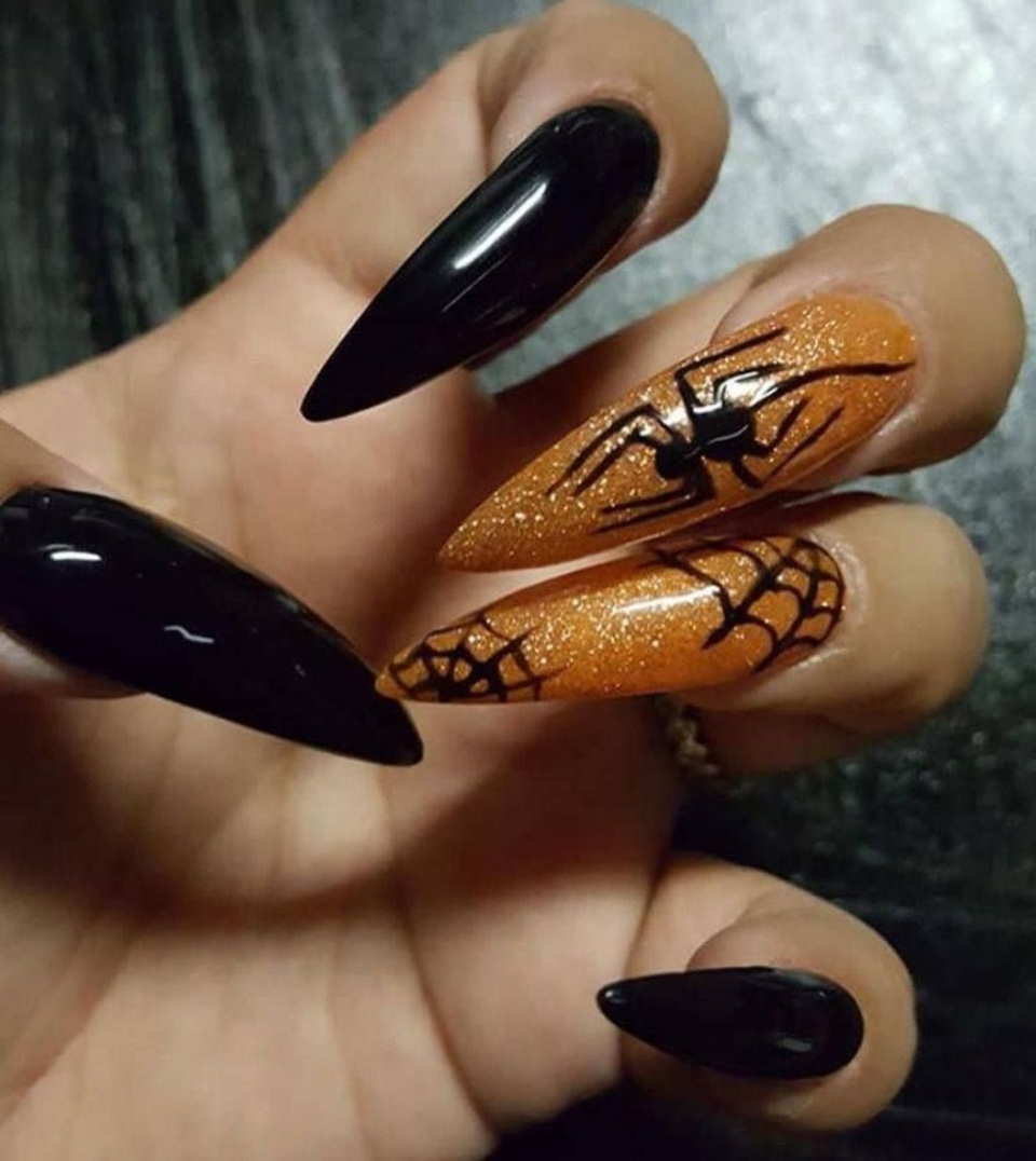 Ногти миндаль с пауком