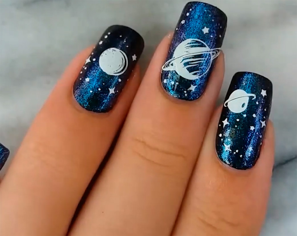 Маникюр на короткие ногти космос