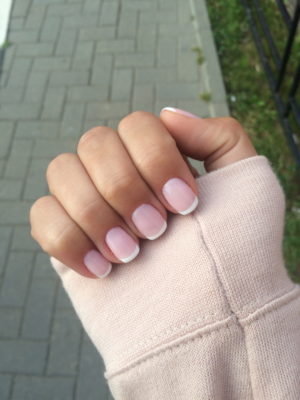 Бледно розовый френч