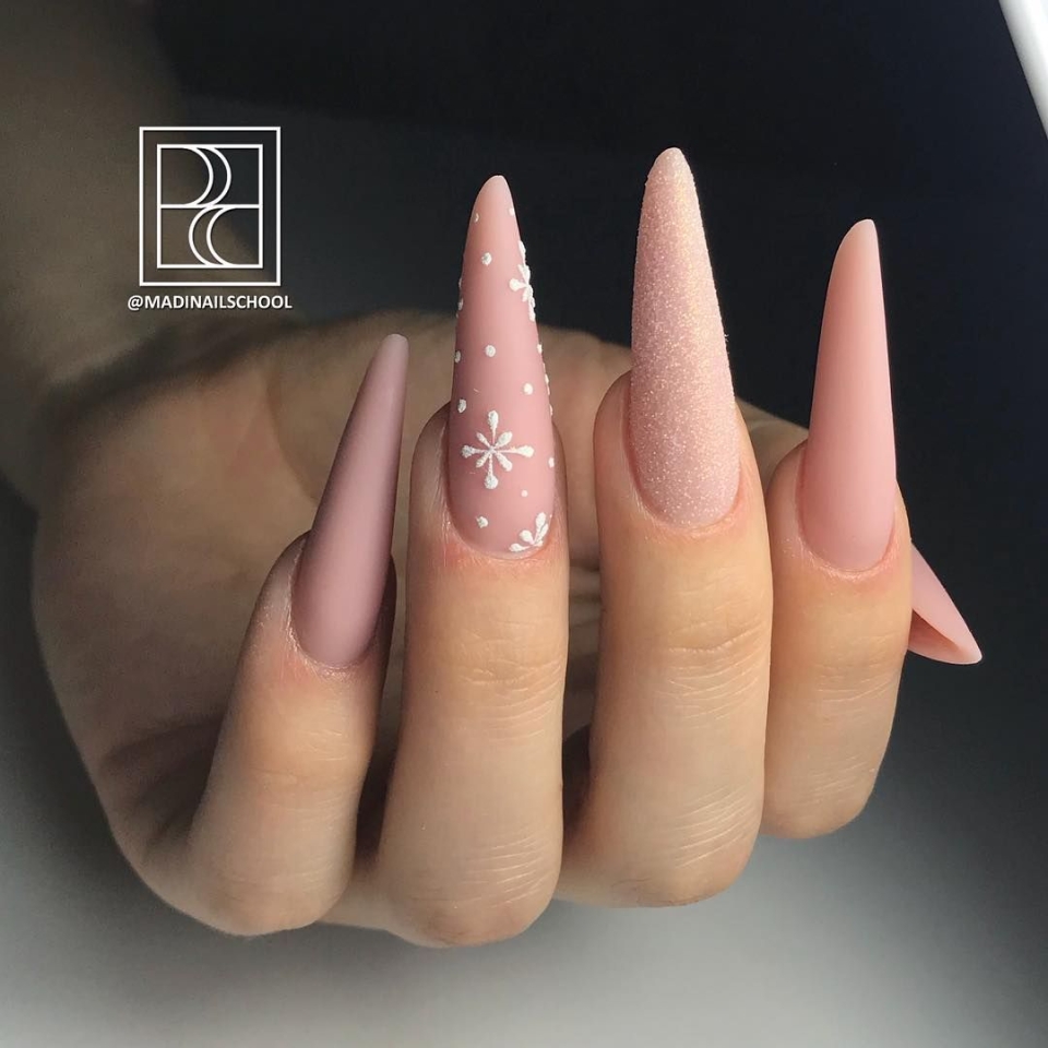 Арочный миндаль на коротких ногтях