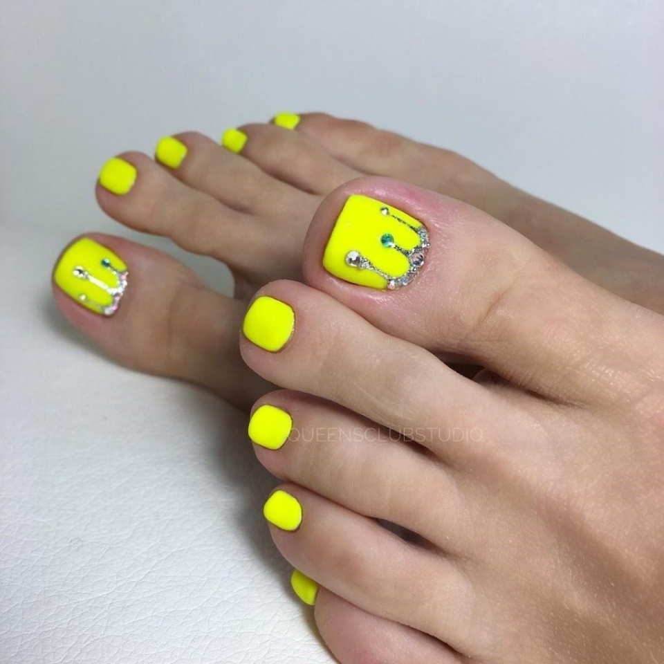 Яркий педикюр
