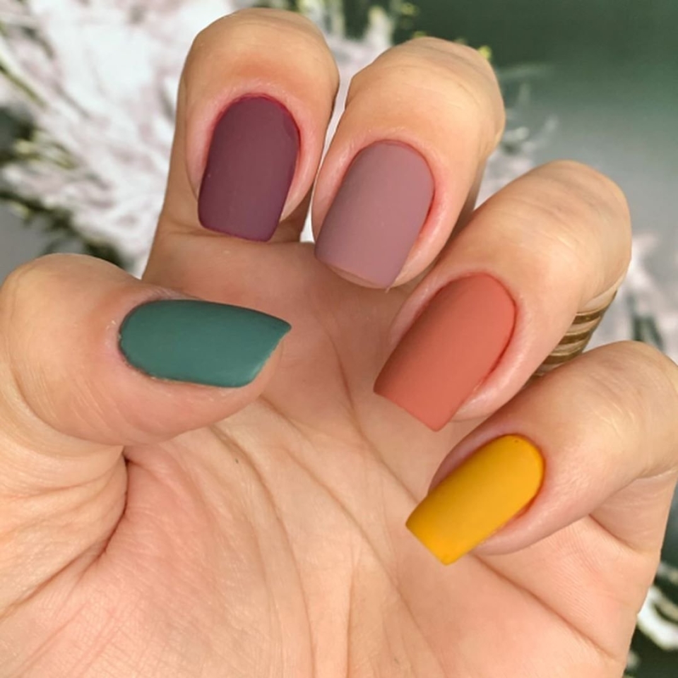 Разноцветные ногти сочетание