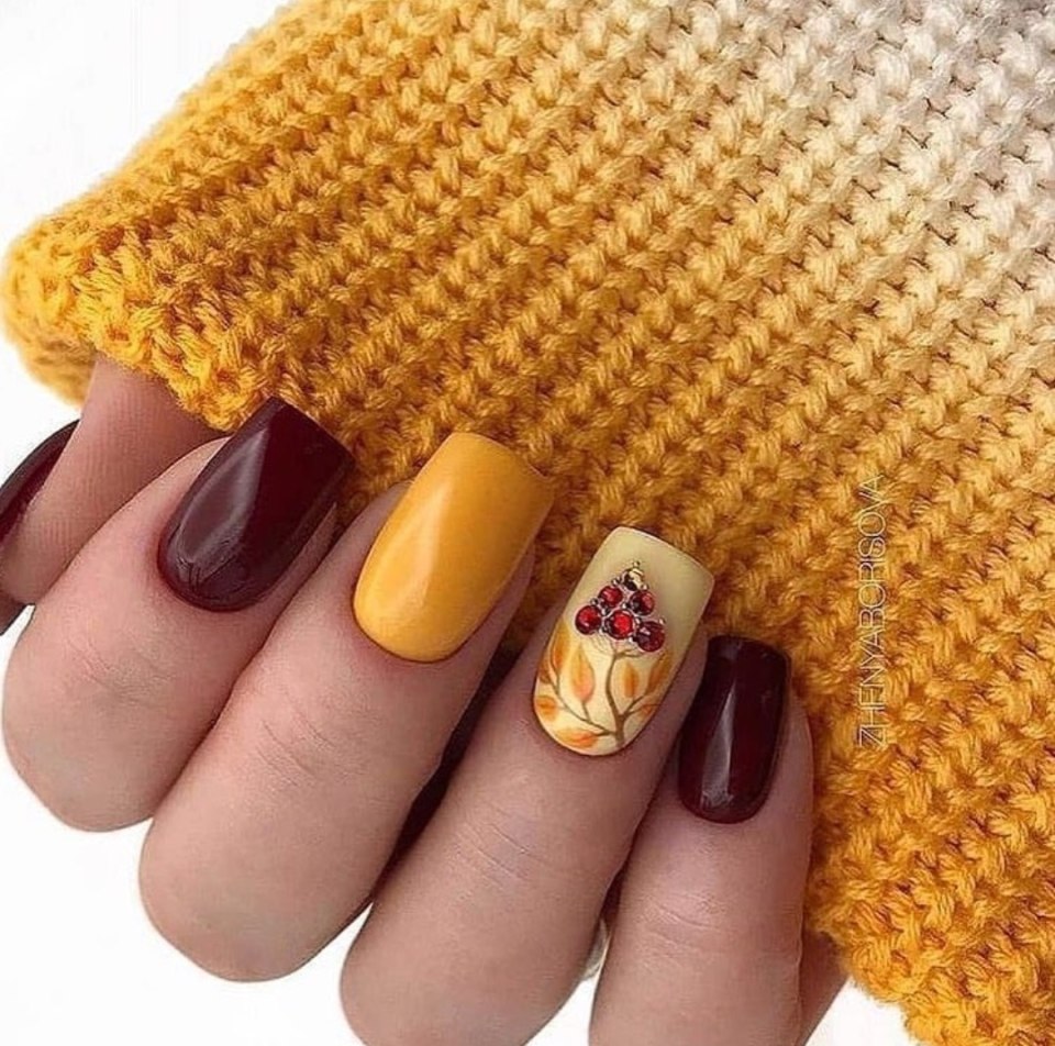 Маникюр с листьями клена
