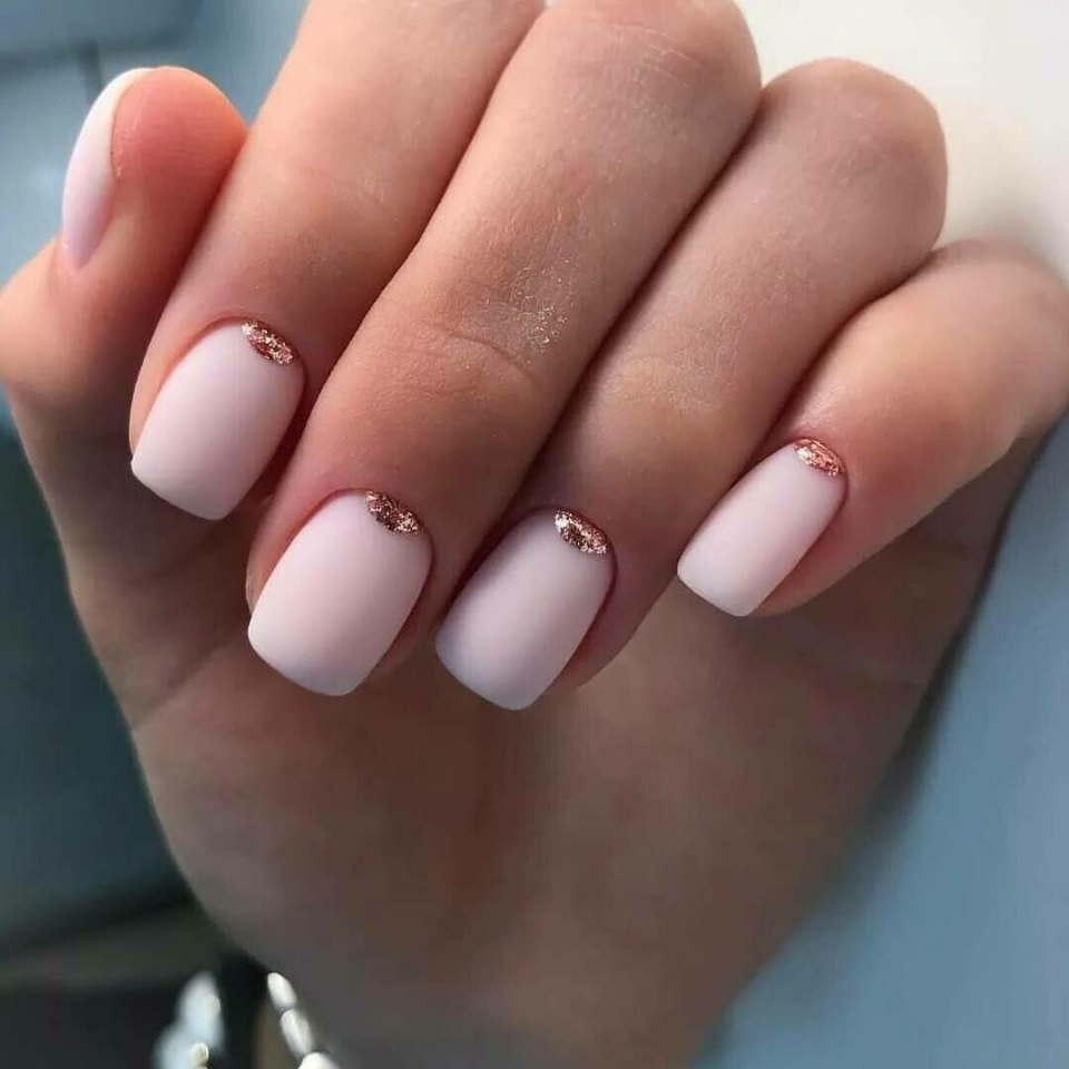 Нюдовый маникюр на короткие ногти классический