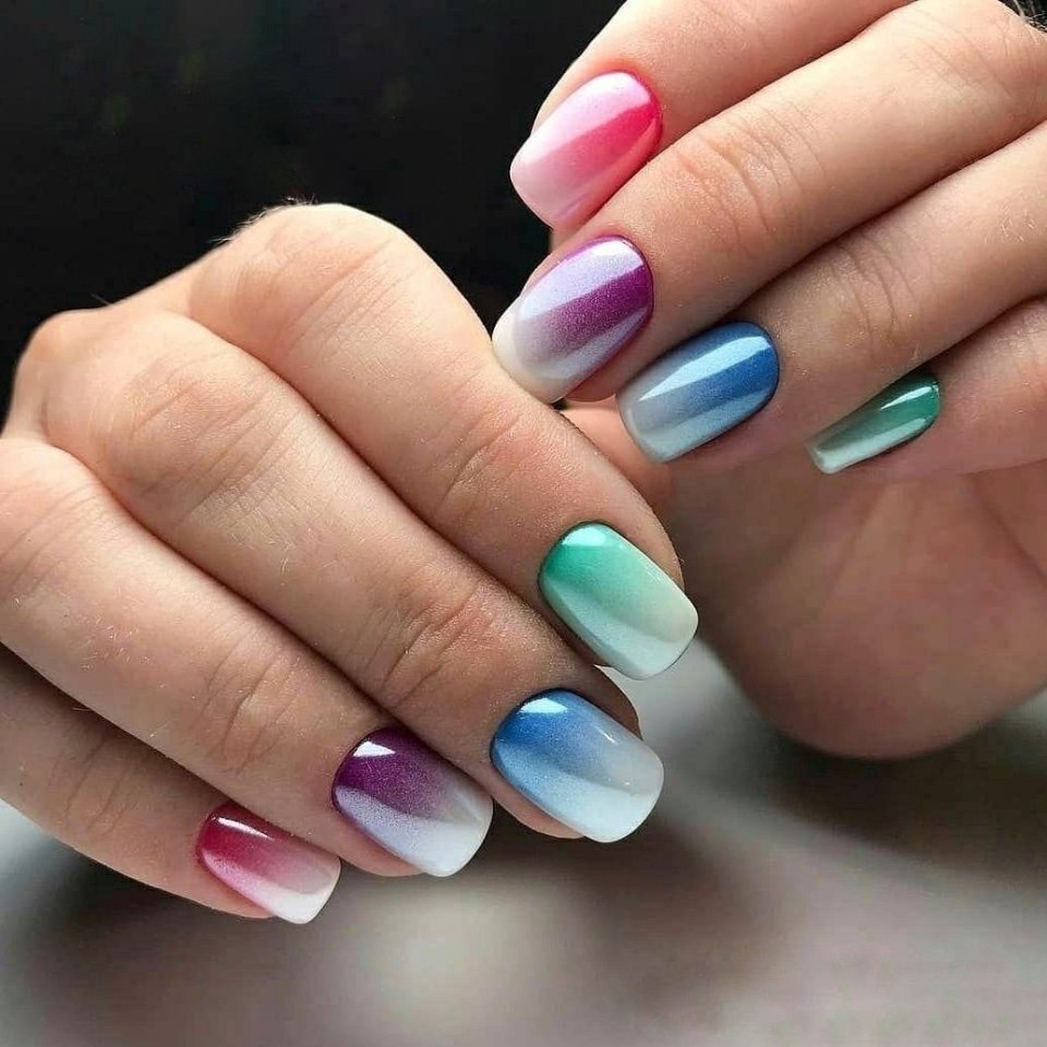 Ногти розовые с белым