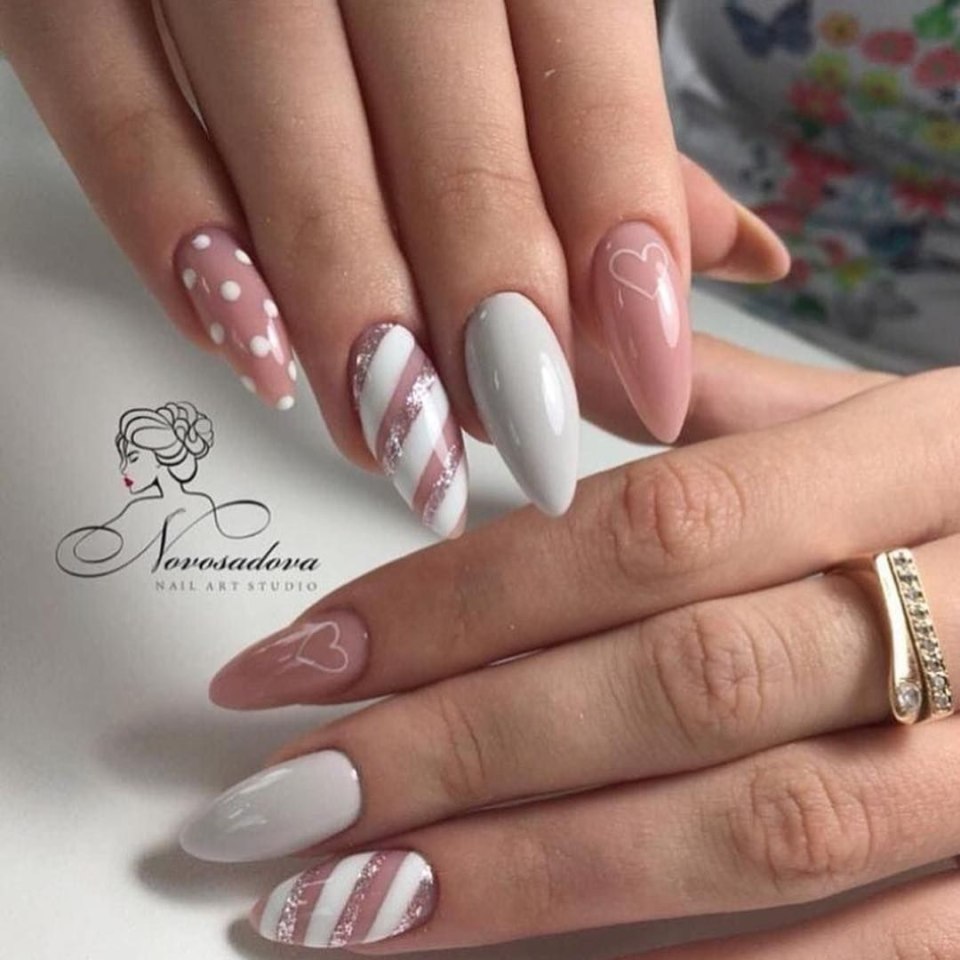 Бело розовый френч на миндалевидных ногтях