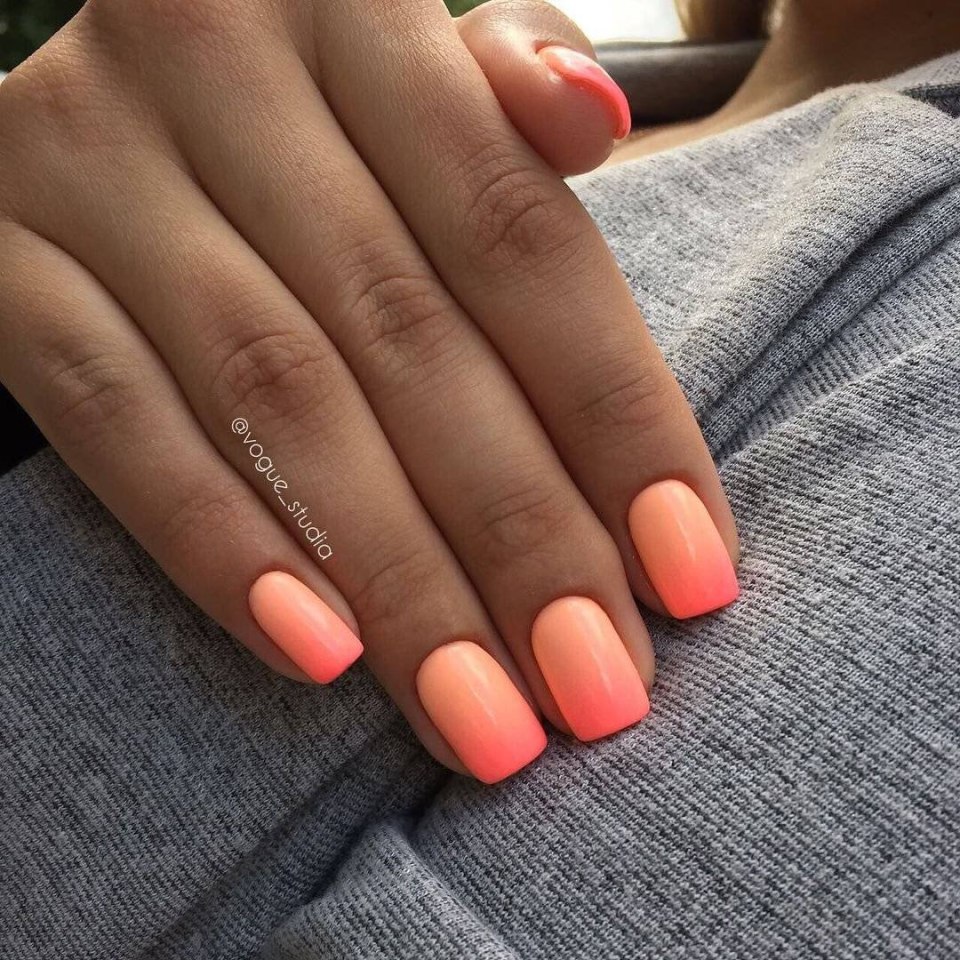 Маникюр коралловый с белым