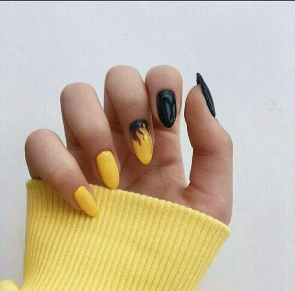 Пастельно желтый маникюр