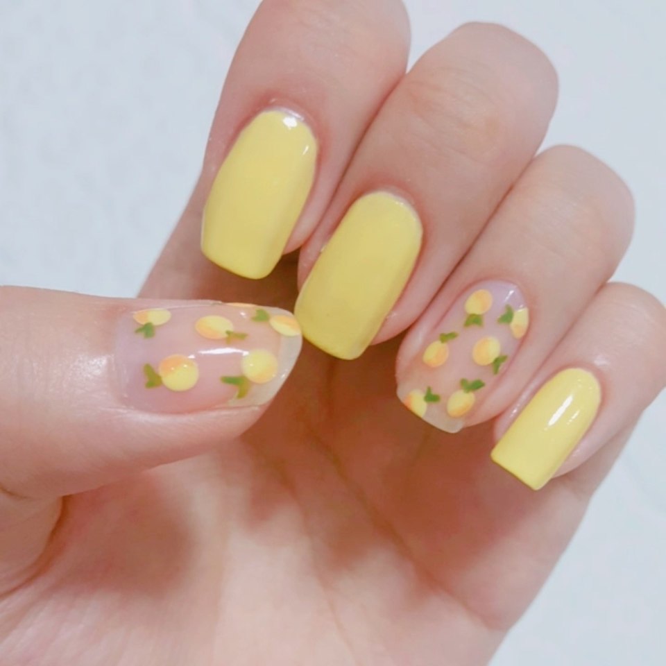 Летний маникюр на короткие ногти желтый