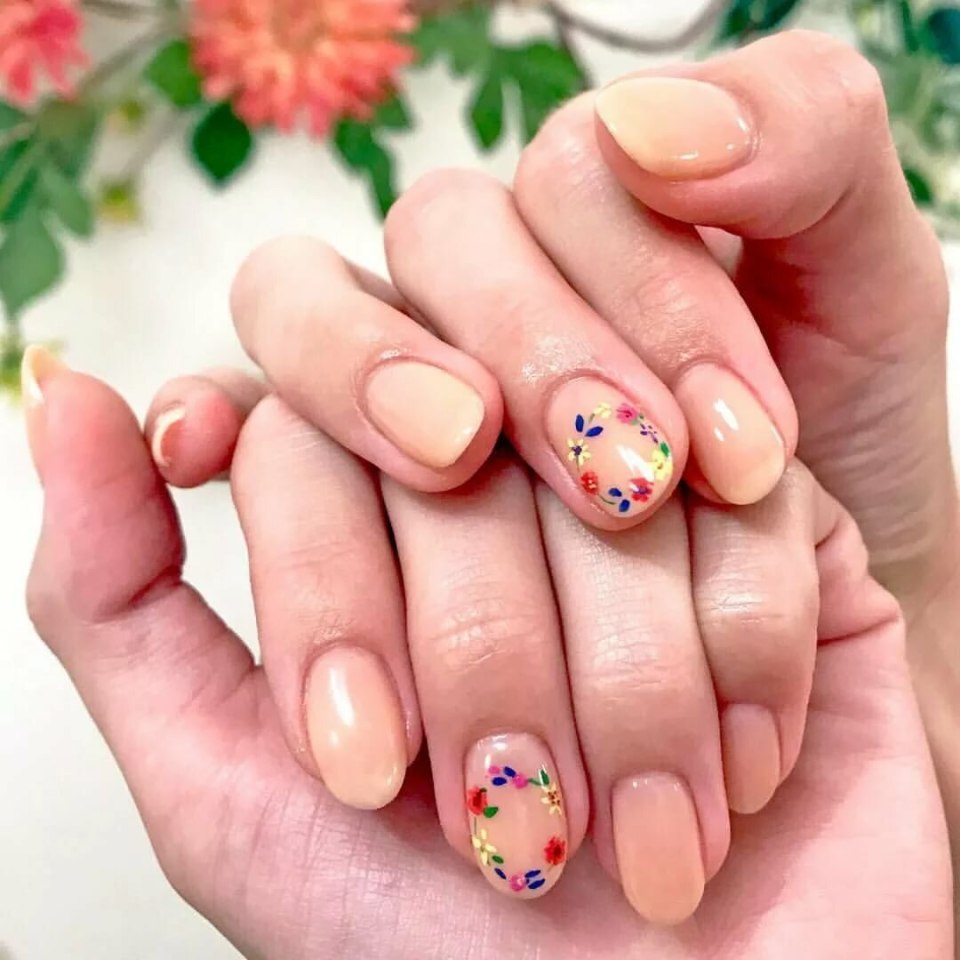 Маникюр на короткие ногти с цветочками