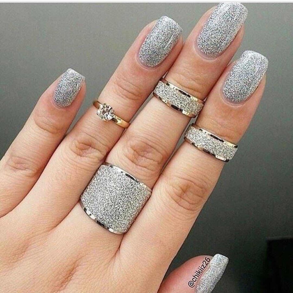 Серебристый маникюр