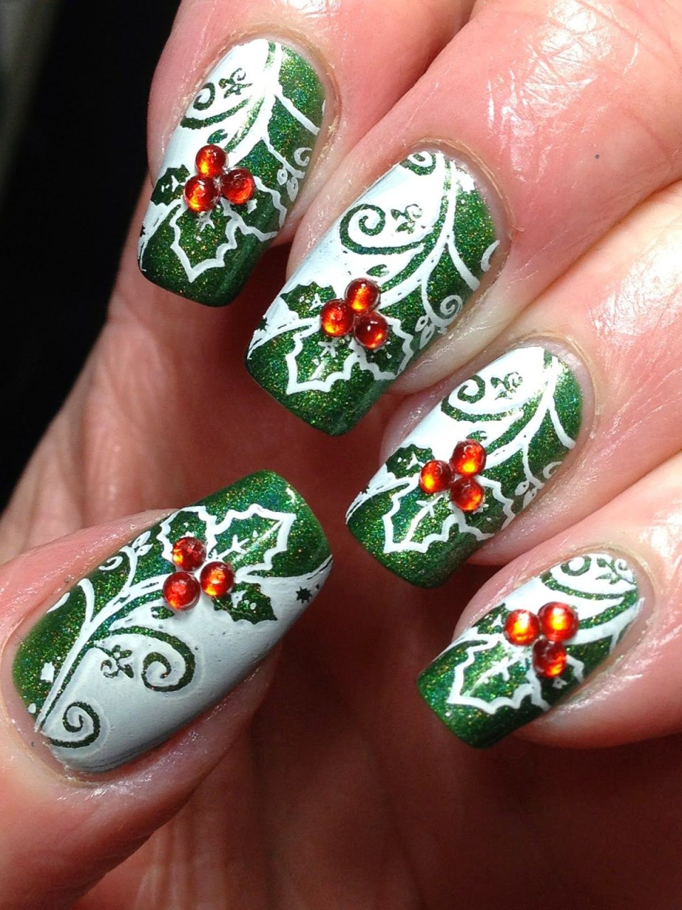 Маникюр с рябиной зимний