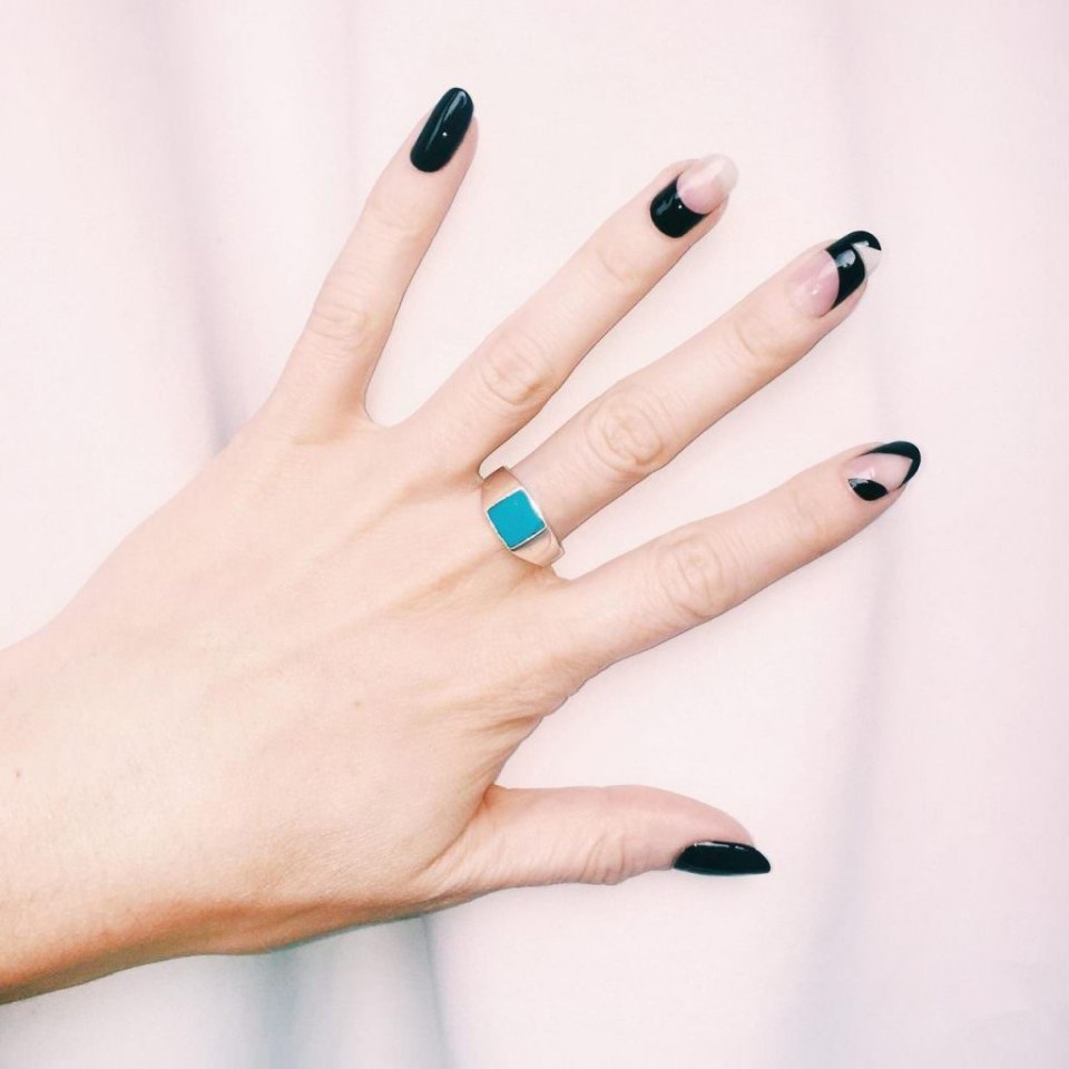Геометрический маникюр negative Space