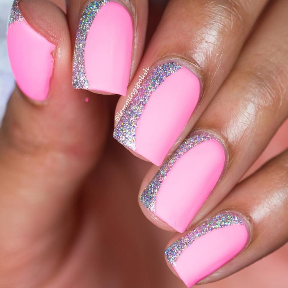 Фото ногтей розового цвета с блестками