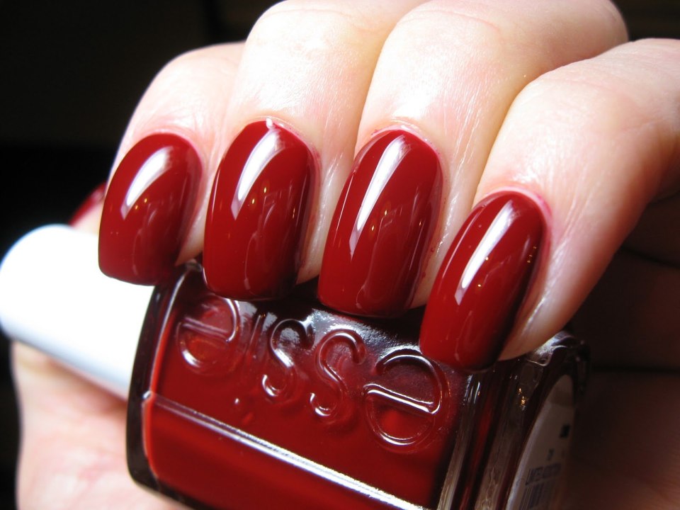 Essie кроваво красный
