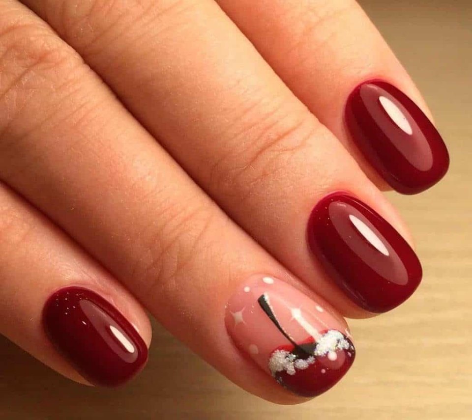 Маникюр на короткие ногти вишня