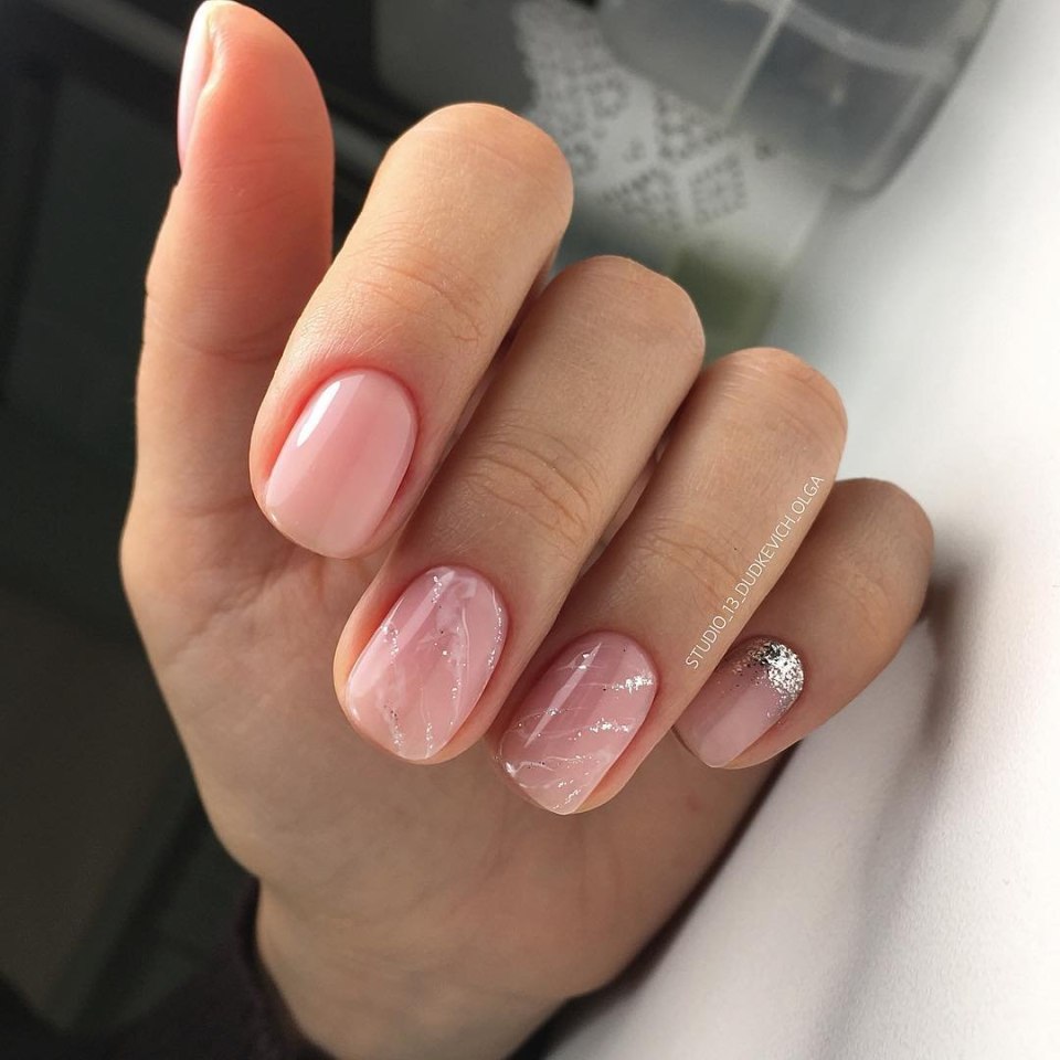 Коралловый маникюр с втиркой