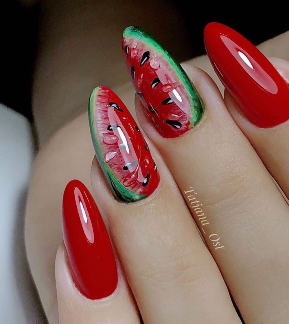 Красный маникюр с арбузом