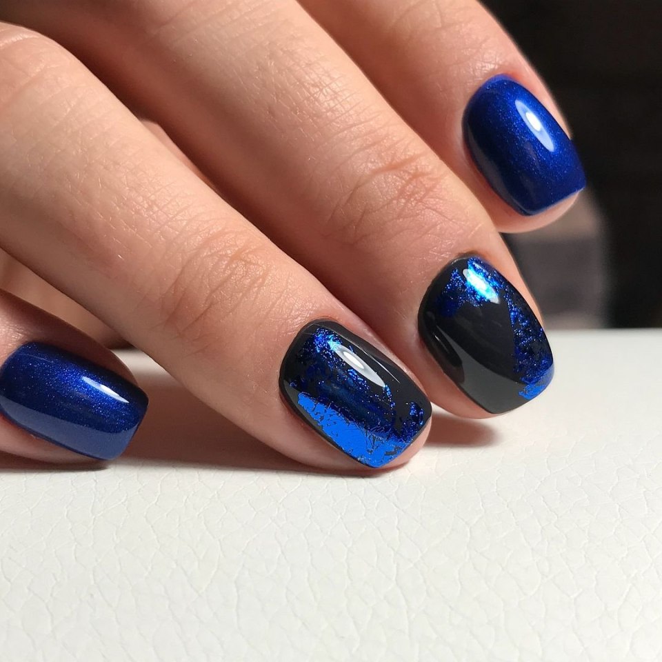 Маникюр на короткие ногти синего цвета