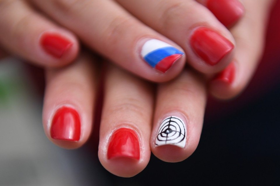 Маникюр с российским флагом