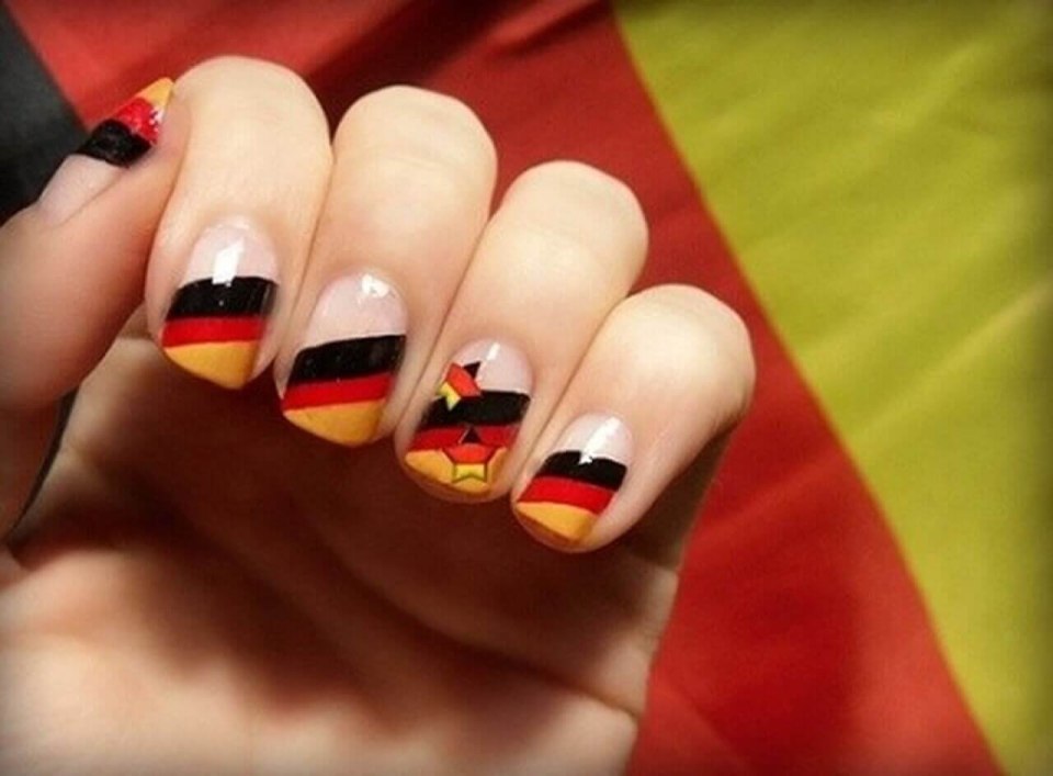 Маникюр с немецким флагом