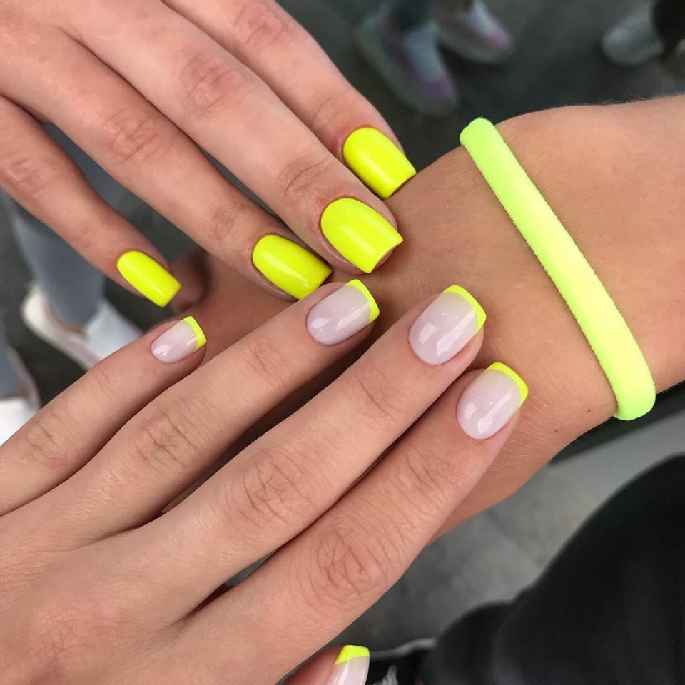 Неоновый маникюр на короткие ногти