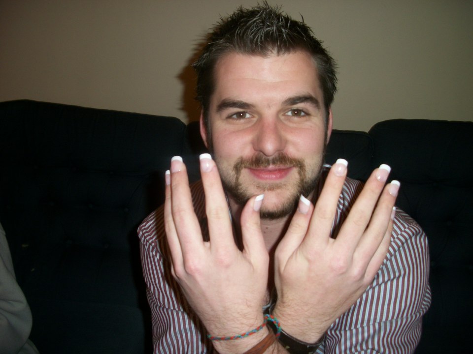 Парни с накрашенными ногтями