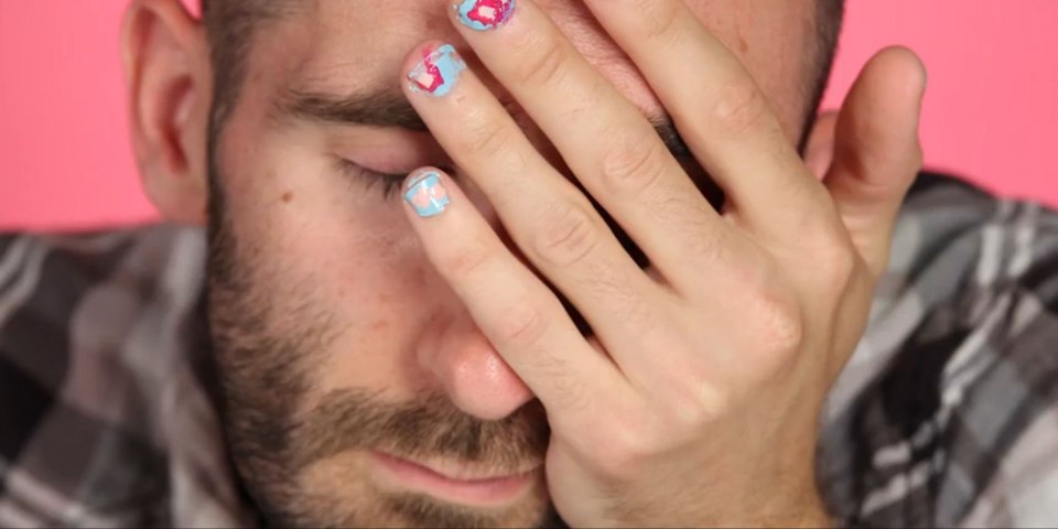 Цветной мужской маникюр и цветные волосы