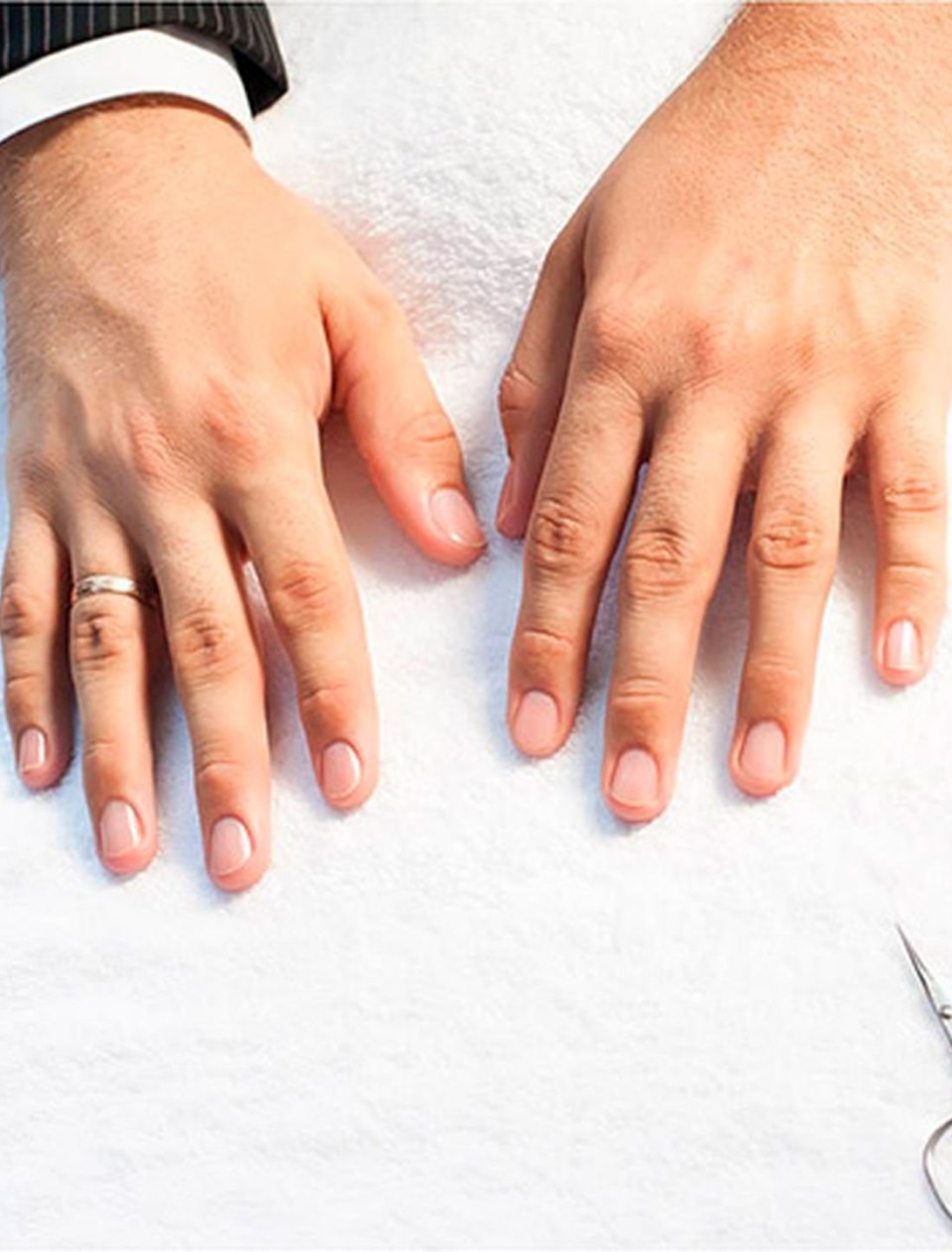 Большие круглые ногти у мужчины