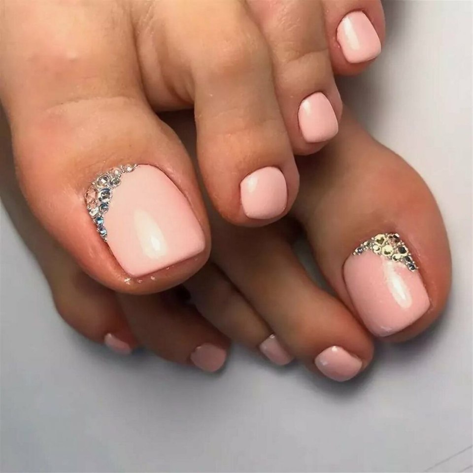 Педикюр красный однотонный