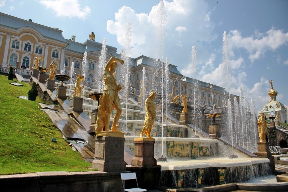 Фонтан Петра в Петергофе