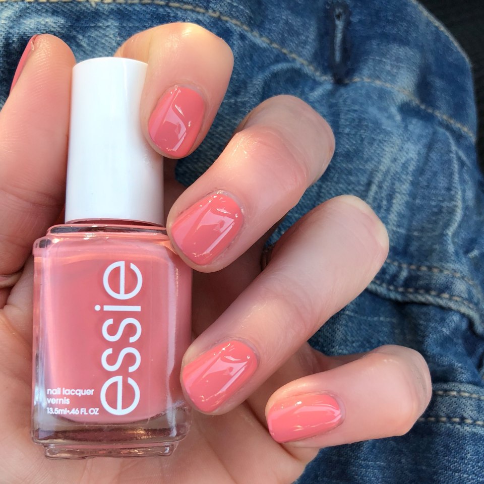 Лак для ногтей Essie кораллового цвета