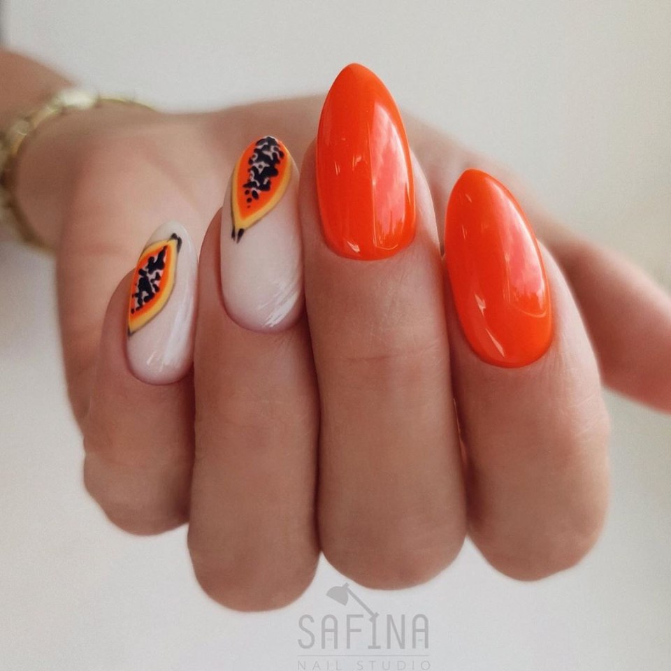 Яркий коралловый маникюр