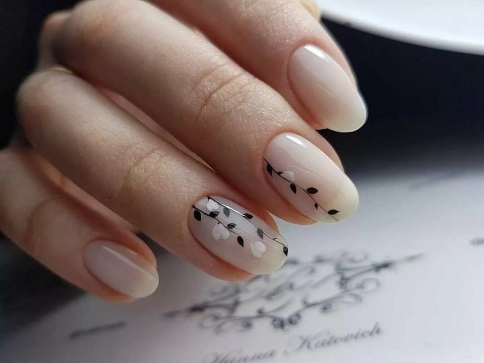 Маникюр на короткие ногти веточки