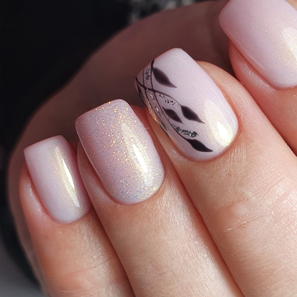 Короткие молочные ногти