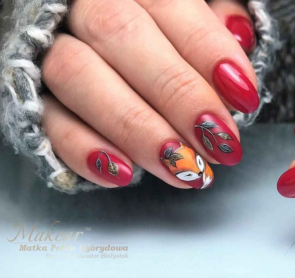 Маникюр с лисичкой на короткие ногти