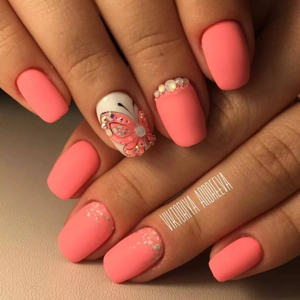 Коралловый маникюр на короткие ногти