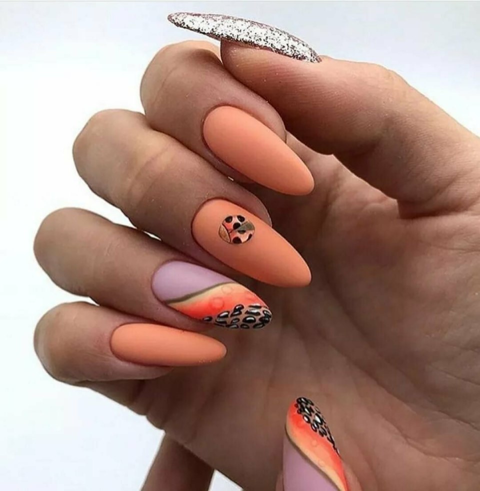 Коралловый маникюр геометрия