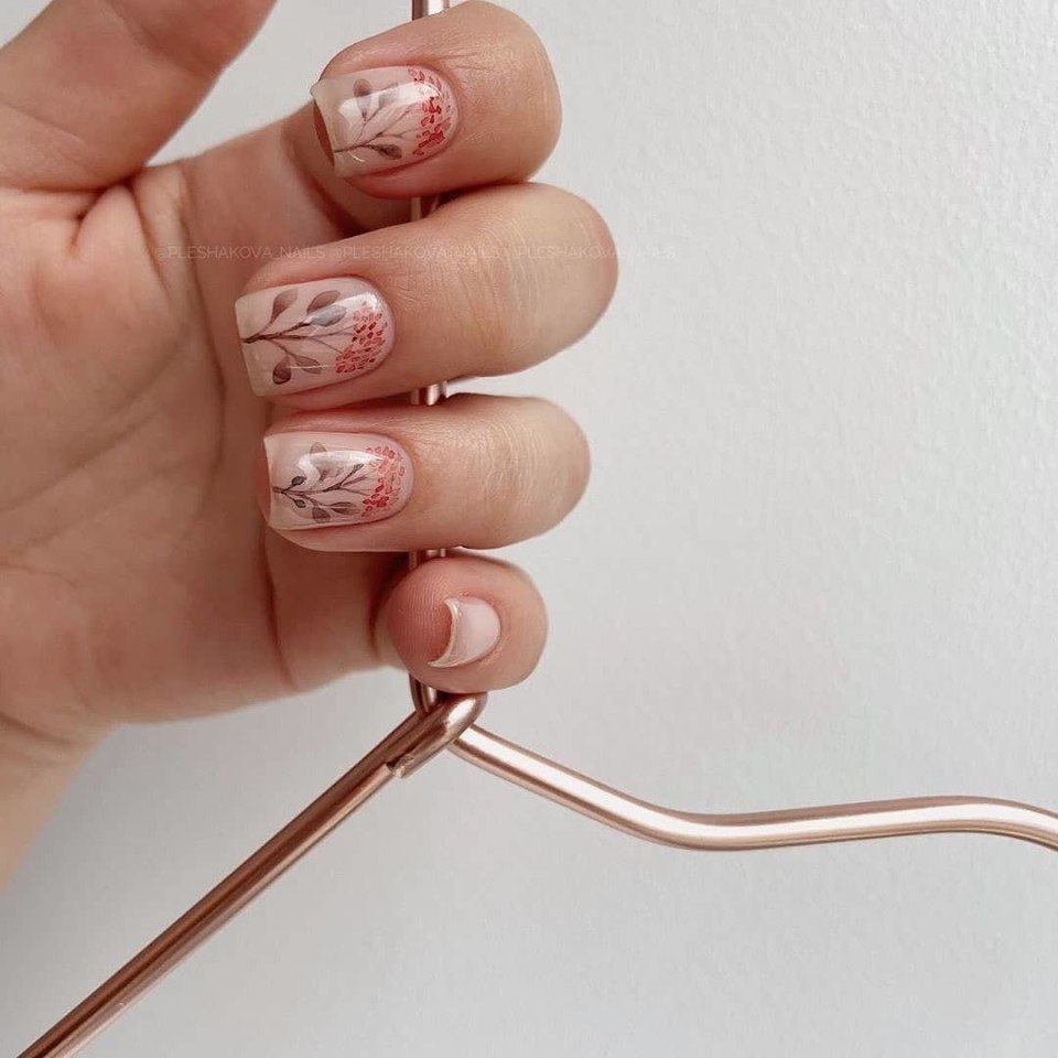 Юлия Плотникова ногти