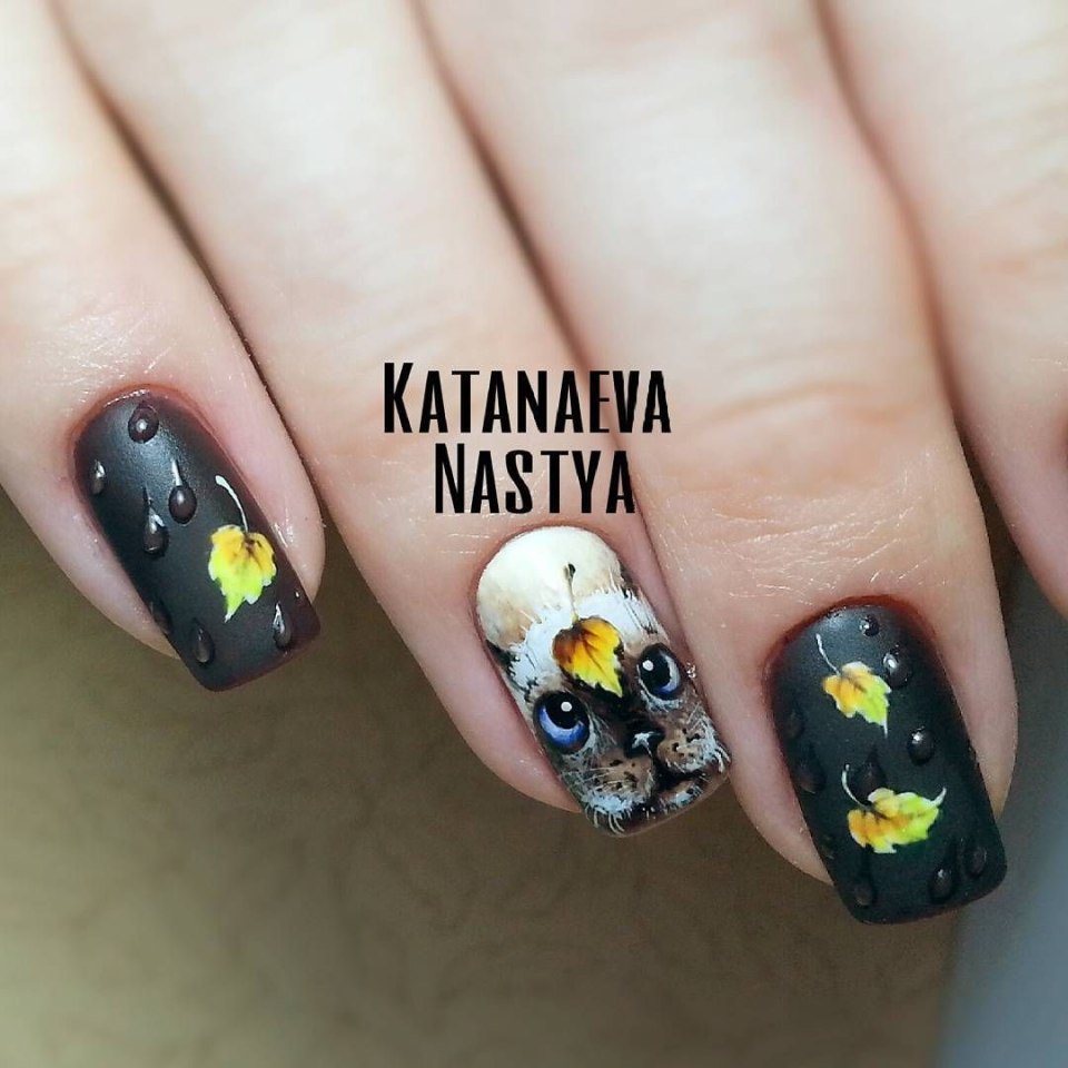 Осенний черный с капельками маникюр