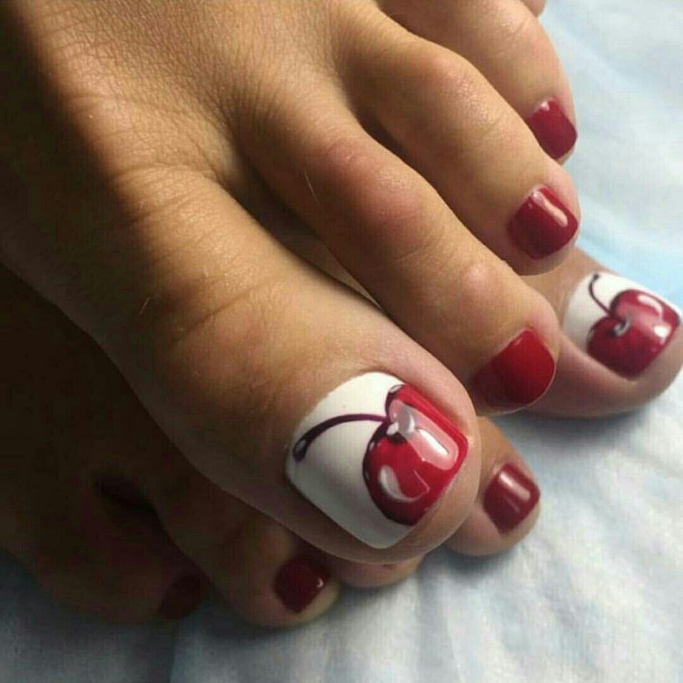 Летний педикюр коралловый
