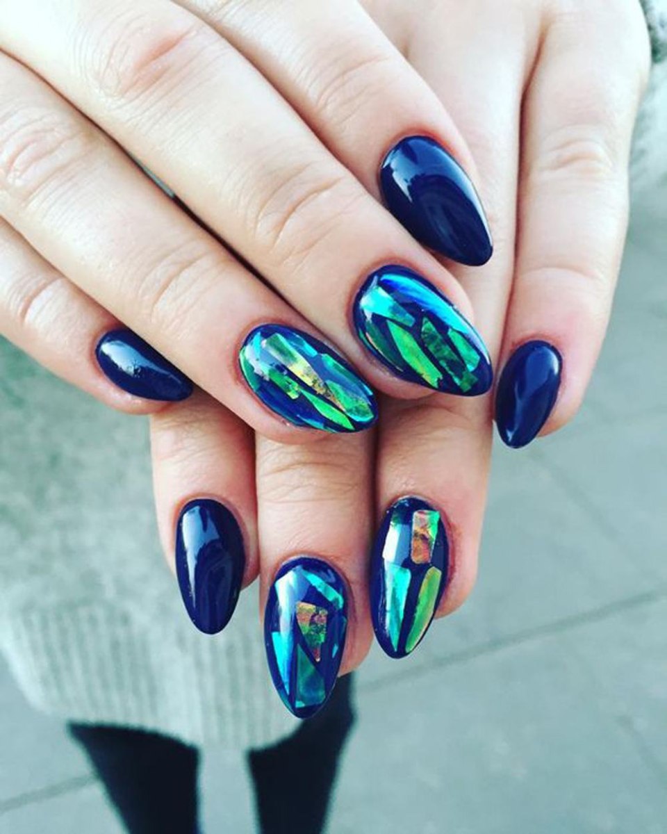 Маникюр с эффектом стекла