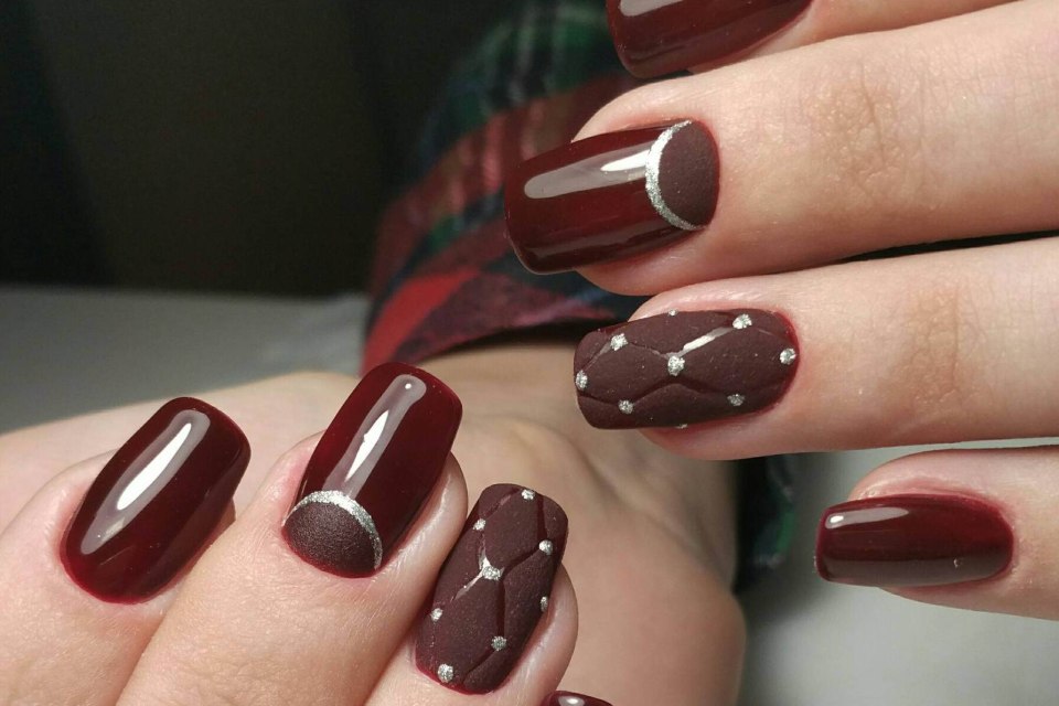 Ногти бордовые с серебром