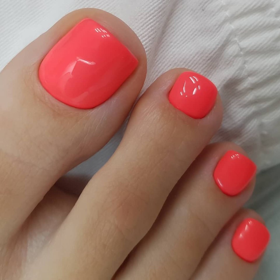 Педикюр на короткие ногти однотонный