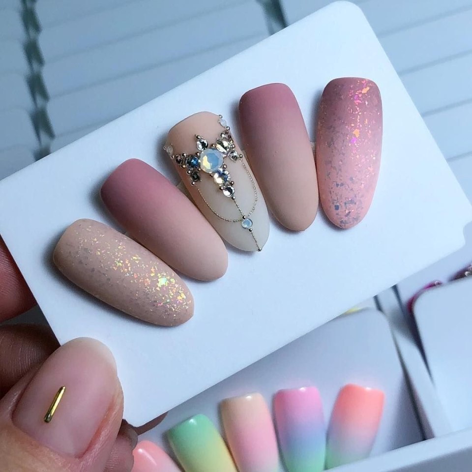 Маникюр опал