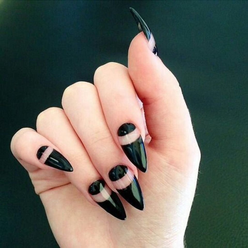 Короткие черные острые ногти