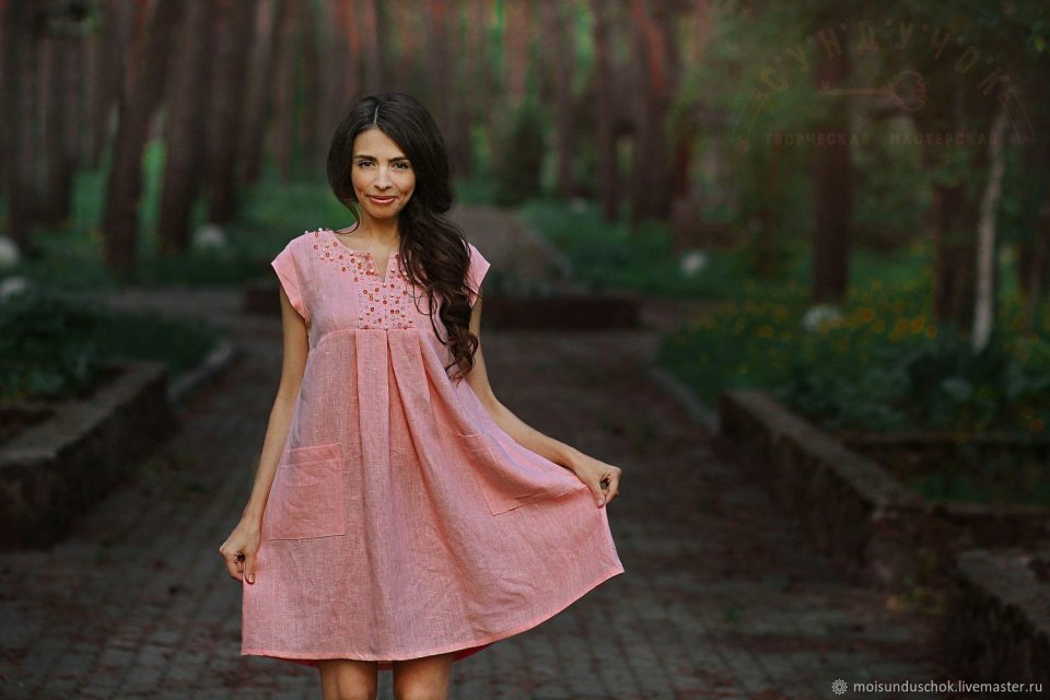 Розовое льняное платье