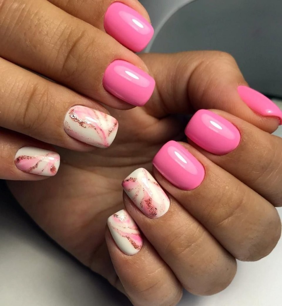 Маникюр розовый с белым